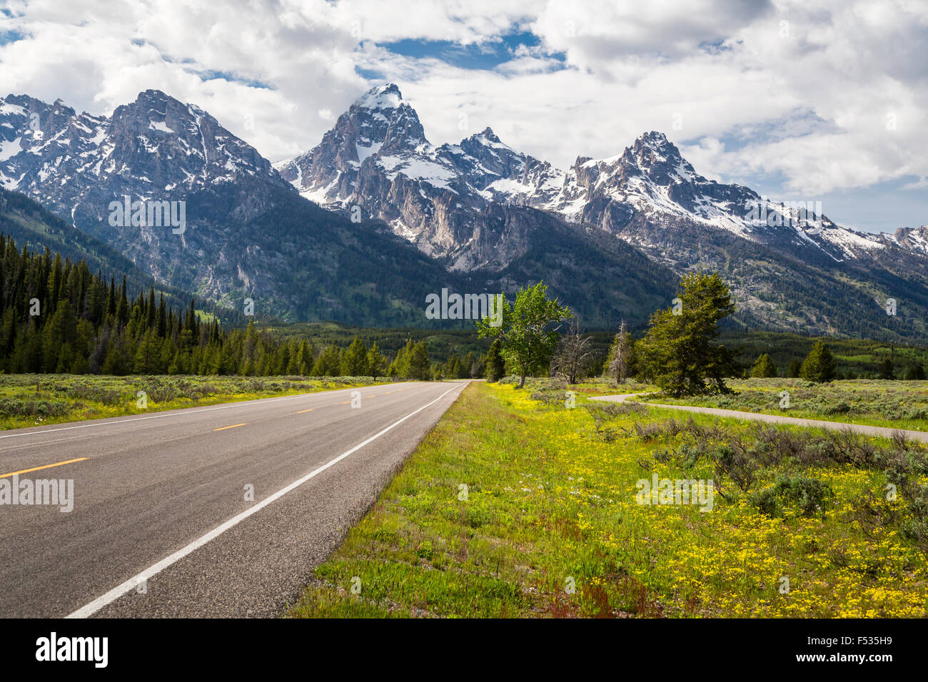 Berge und eine Park-Straße in Grand Teton Nationalpark, Wyoming, USA. Stockfoto