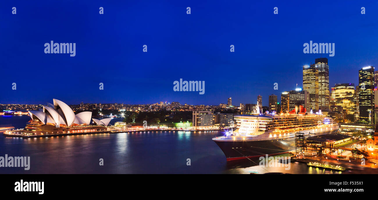 Sydney Haroubr und CBD bei Sonnenaufgang von Sydney Bridge in Richtung Passagier Schiff in Übersee Passagierterminal in den Felsen Stockfoto