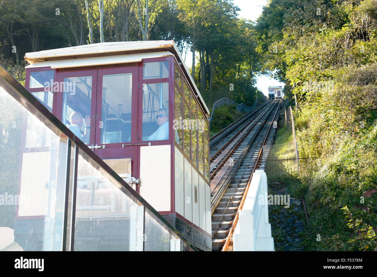 Babbacombe Cliff Railway - Autos auf- und absteigend zum Oddicombe Strand in Torquay, Devon, England Stockfoto