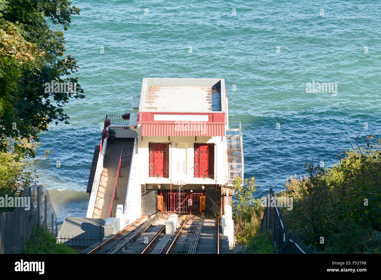 Blick nach unten von einer Kutsche aufsteigend die Babbacombe Cliff Railway in Torquay, Devon, England Stockfoto