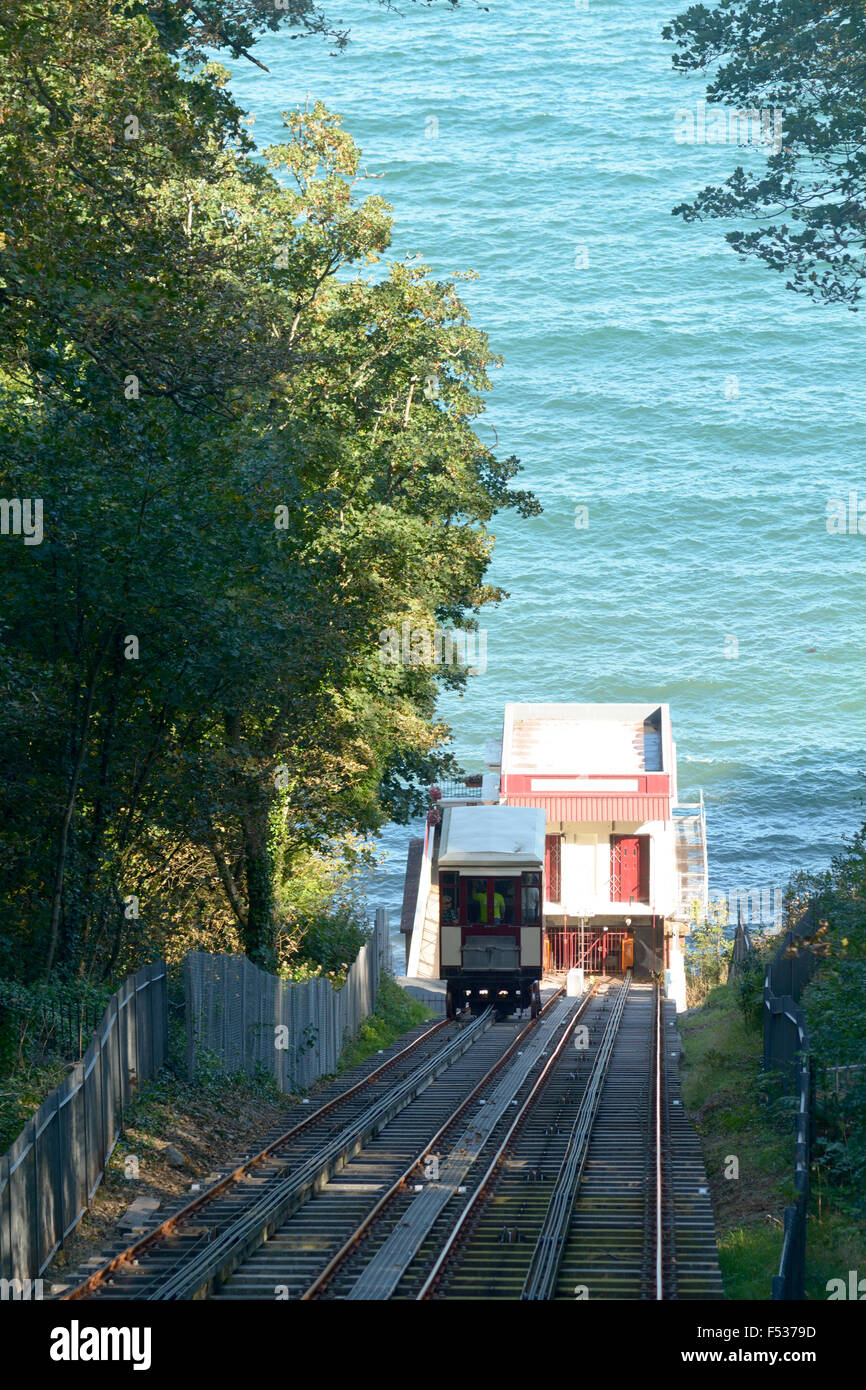 Blick nach unten von einer Kutsche aufsteigend die Babbacombe Cliff Railway in Torquay, Devon, England Stockfoto