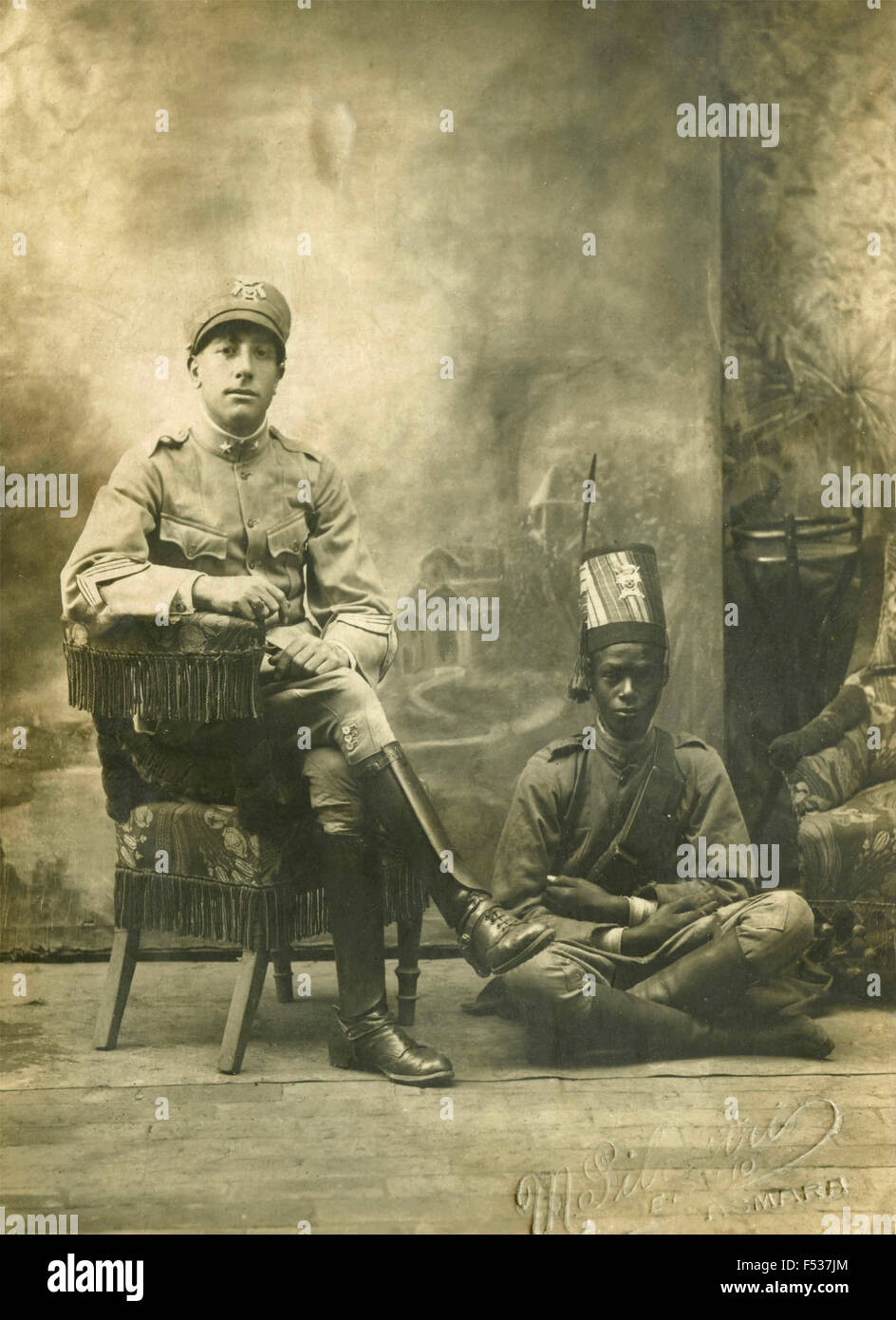Porträt eines Offiziers der italienischen Armee und ein Askari, Godofelassi, Eritrea Stockfoto
