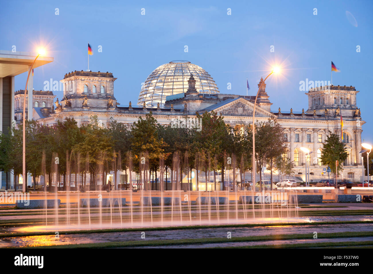 Reichstagsgebäude, Deutscher Bundestag, in der Abenddämmerung, Berlin, Deutschland, Europa Stockfoto