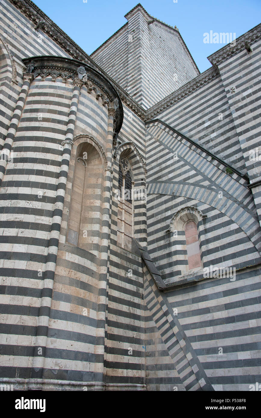 Italien, Umbrien, Orvieto. Die Kathedrale von Orvieto oder Duomo. 13. Jahrhundert gotische Meisterwerk, eines der besten gotischen Bauwerke in Italien. Detail der typischen schwarzen und weißen Bau. Stockfoto