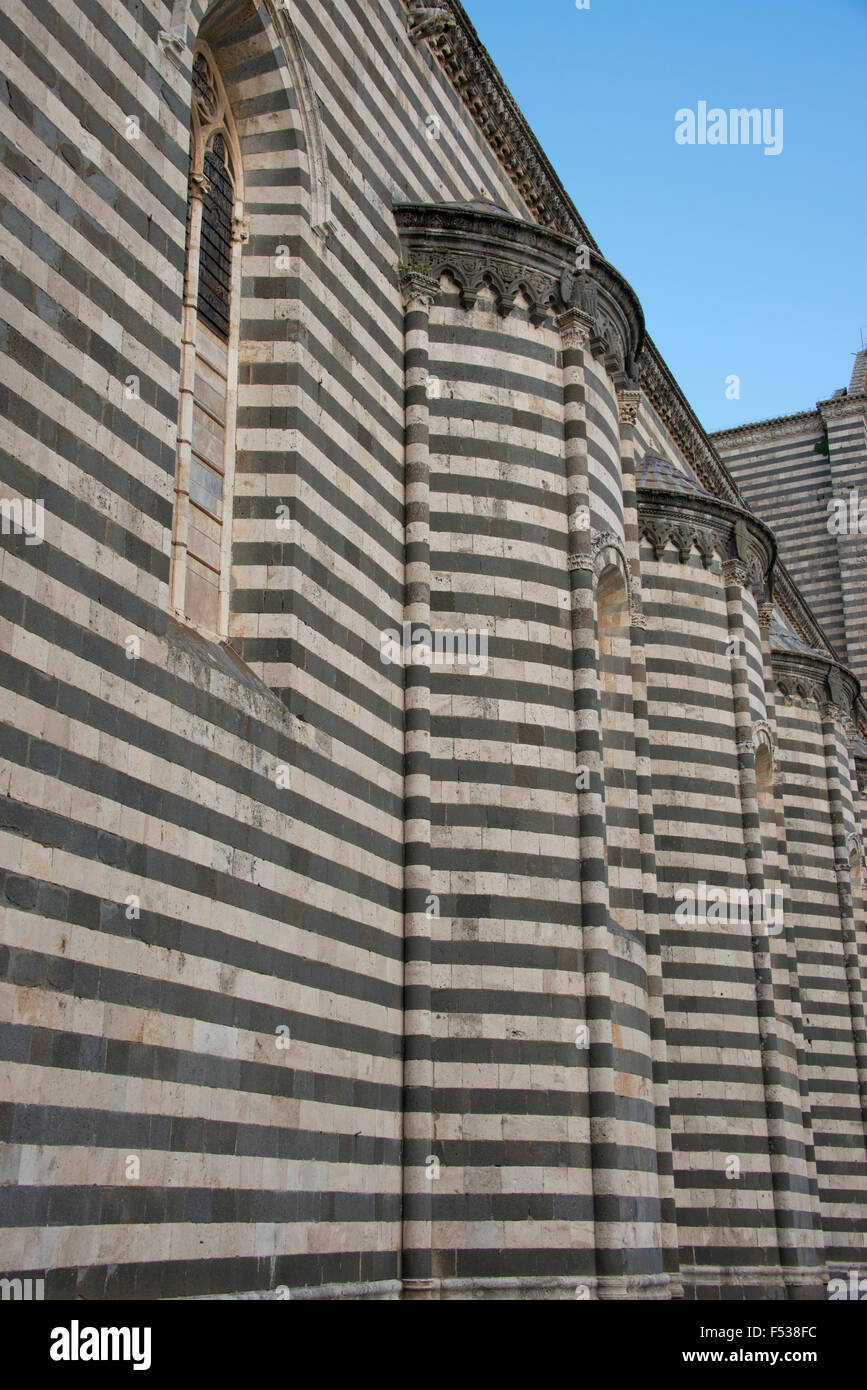 Italien, Umbrien, Orvieto. Die Kathedrale von Orvieto oder Duomo. 13. Jahrhundert gotische Meisterwerk, eines der besten gotischen Bauwerke in Italien. Detail der typischen schwarzen und weißen Bau. Stockfoto