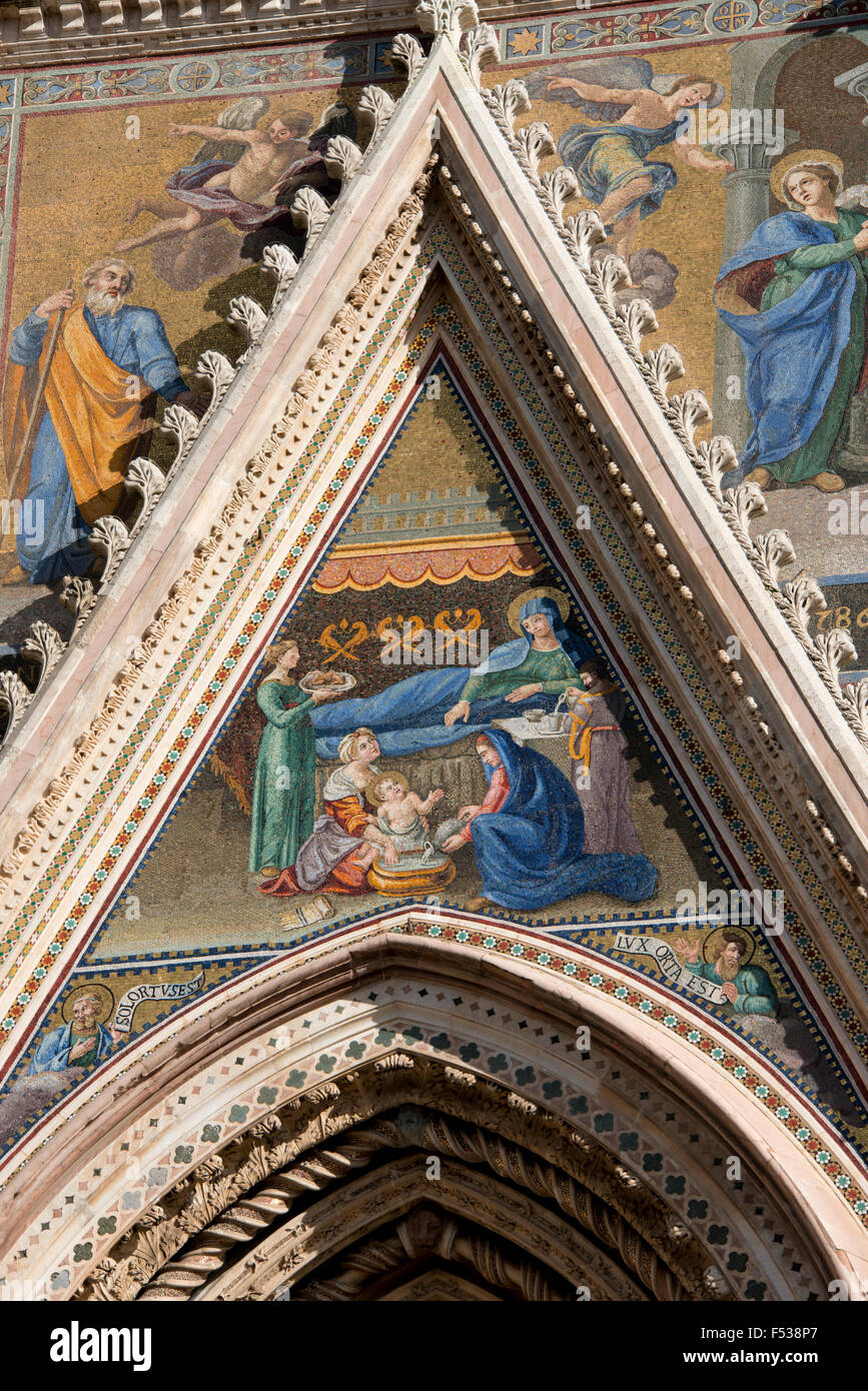 Italien, Umbrien, Orvieto. Die Kathedrale von Orvieto oder Dom von Orvieto. 13. Jahrhundert gotische Meisterwerk, eines der besten gotischen Bauwerke in Italien. Detail der Fassade mit religiösen Mosaik. Stockfoto