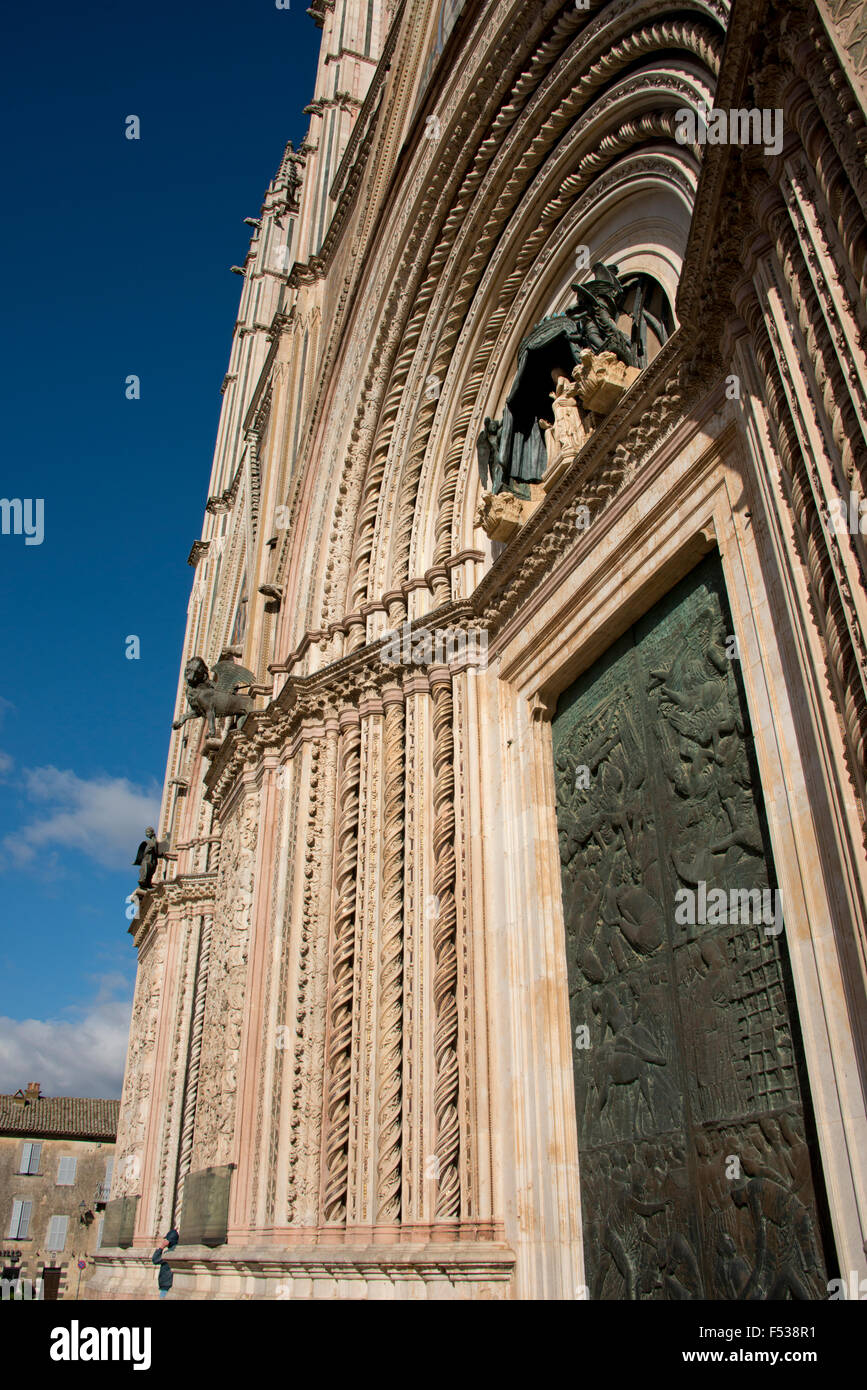 Italien, Umbrien, Orvieto. Die Kathedrale von Orvieto oder Dom von Orvieto. 13. Jahrhundert gotische Meisterwerk, vermutlich eines der besten gotischen Gebäude in Italien. Stockfoto