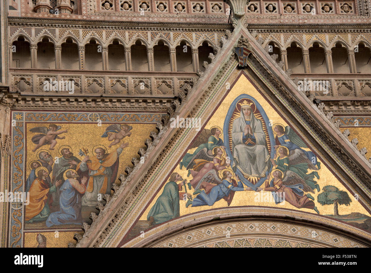 Italien, Umbrien, Orvieto. Die Kathedrale von Orvieto oder Dom von Orvieto. 13. Jahrhundert gotische Meisterwerk, eines der besten gotischen Bauwerke in Italien. Detail der Fassade mit religiösen Mosaik. Stockfoto