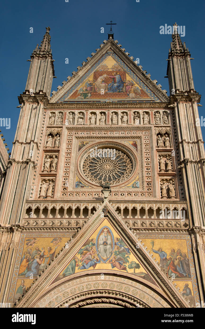 Italien, Umbrien, Orvieto. Die Kathedrale von Orvieto oder Dom von Orvieto. 13. Jahrhundert gotische Meisterwerk. Detail der Fassade mit religiösen Mosaik und Rosette. Stockfoto