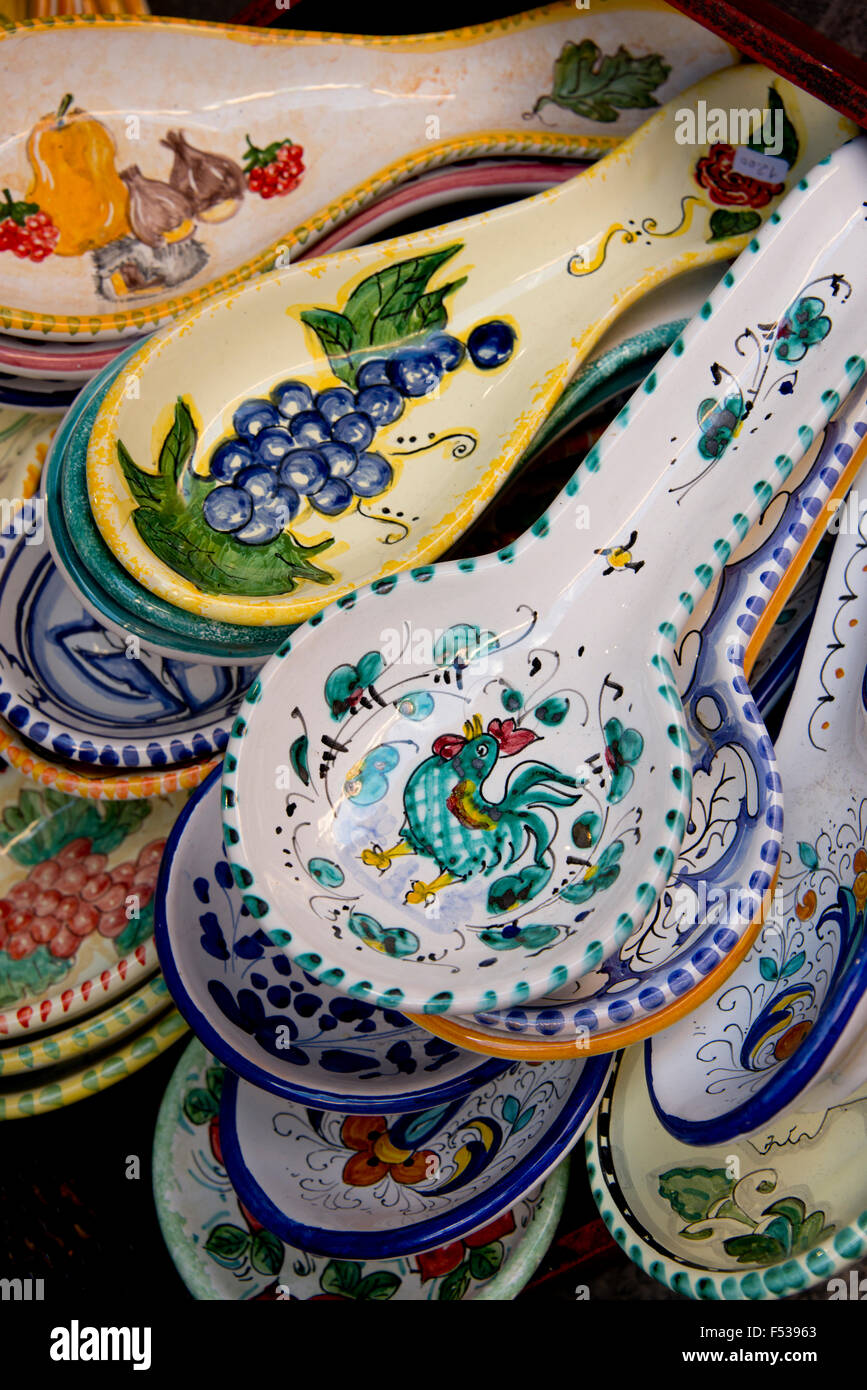 Italien, Orvieto. Traditionelle italienische Keramik zum Verkauf in den engen Gassen von Orvieto, Spoon Rest. Stockfoto