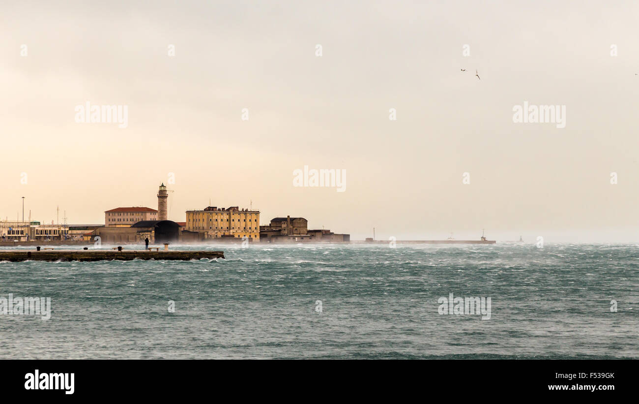 ein windiger Winternachmittag im Hafen von einer italienischen Stadt Stockfoto