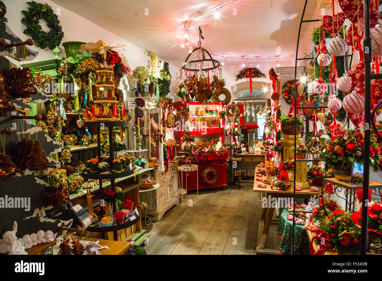 Alte-Weihnachtsmarkt in einer alten Straße von Salzburg, Österreich Stockfoto