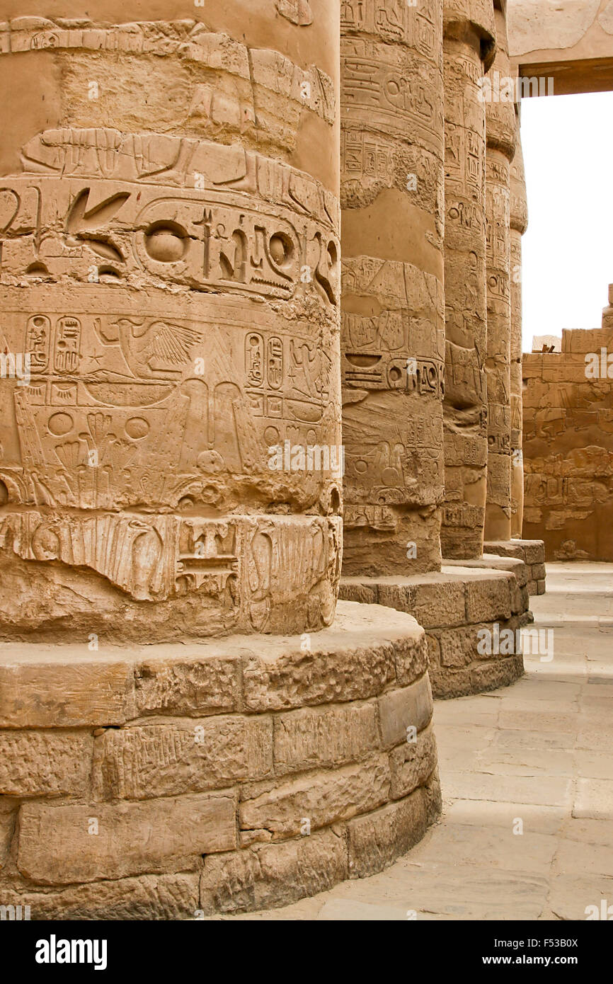 Ruinen von Karnak-Tempel in Ägypten. Nahaufnahme der Spalten in antiken ägyptischen Hieroglyphen bedeckt. Stockfoto