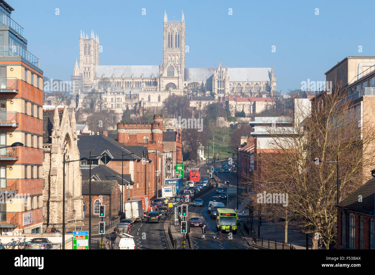 Die Kathedrale von Lincoln mit Blick auf die Stadt verkehr, Lincoln, England, Großbritannien Stockfoto