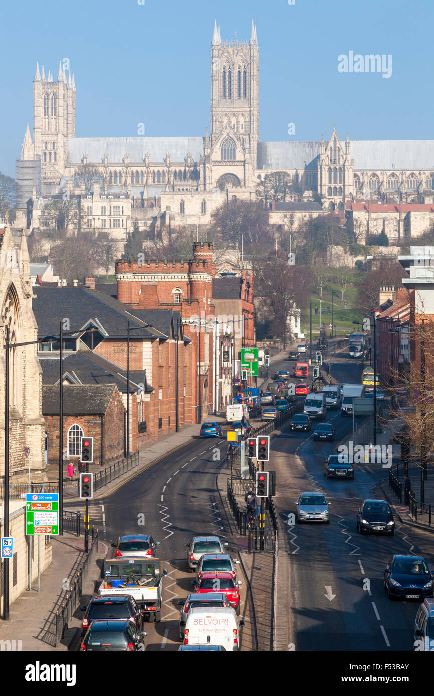 Stadtverkehr, Lincoln, mit der Kathedrale hoch über. Lincoln, England, Großbritannien Stockfoto