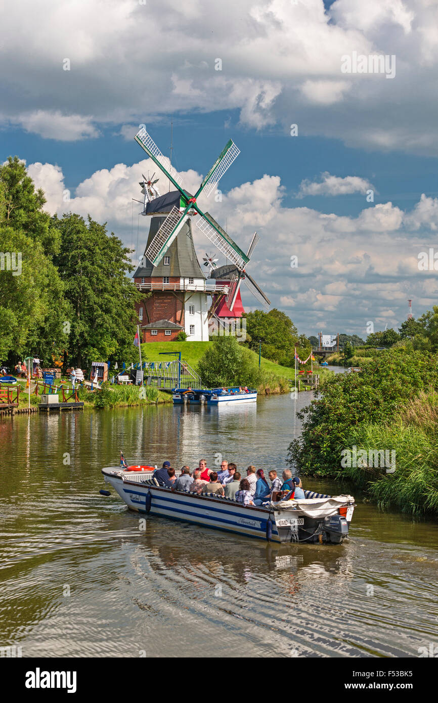 Ausflugsschiff, Twin Mühlen in Greetsiel Stockfoto