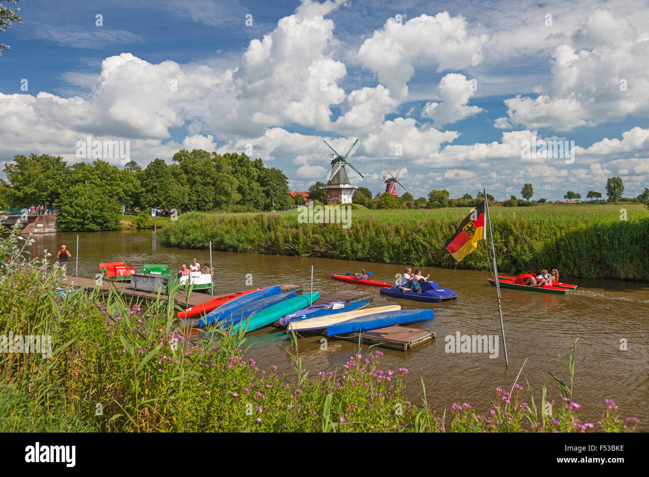 Bootssteg, Tretboote, Twin Mühlen in Greetsiel, Krummhörn Stockfoto