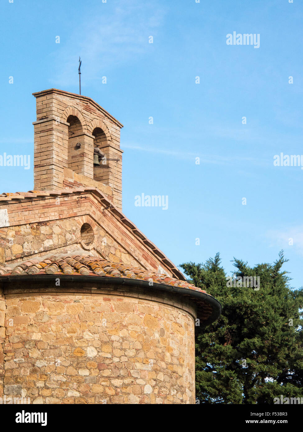 Europa, Italien, Toskana.  Der Glockenturm der Cappella di Vitaleta in der Nähe von Val d ' Orcia. Stockfoto