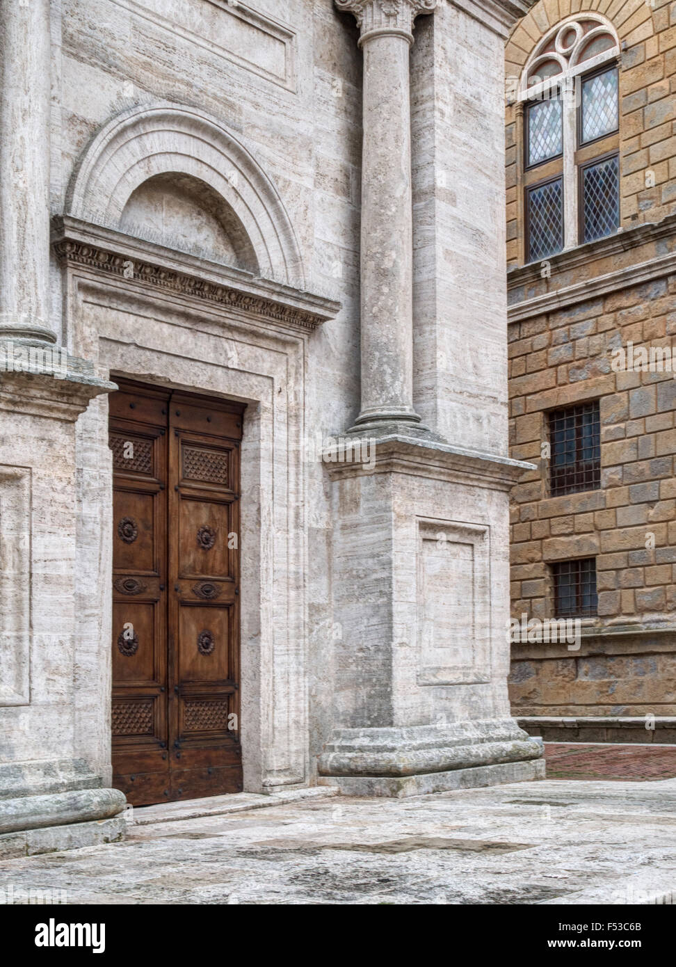 Europa, Italien, Toskana, Pienza.  Eines der Eingangstüren die Kathedrale Santa Maria Assunta in den wichtigsten Platz von Pienza, Piazza Pio II. Stockfoto