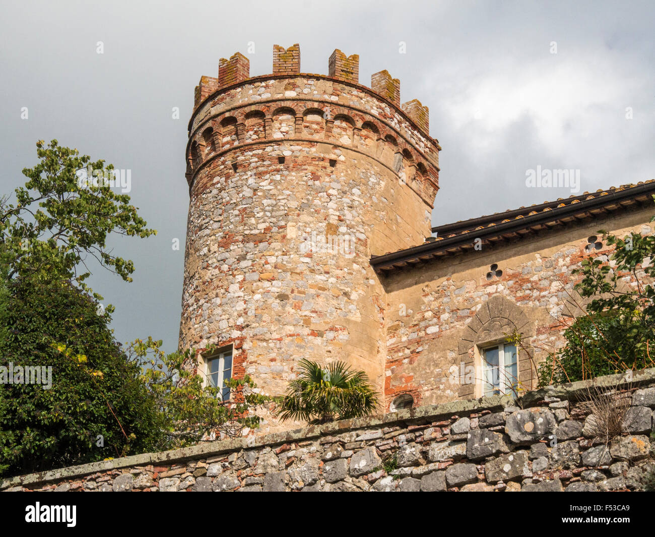 Europa, Italien, Toskana, Montefollonico.  Dies ist einer der runden Türme der Stadtmauer in Montefollonico.  Es ist jetzt Torre Montefollonico, ein Ferienhaus in eine Burg. Stockfoto