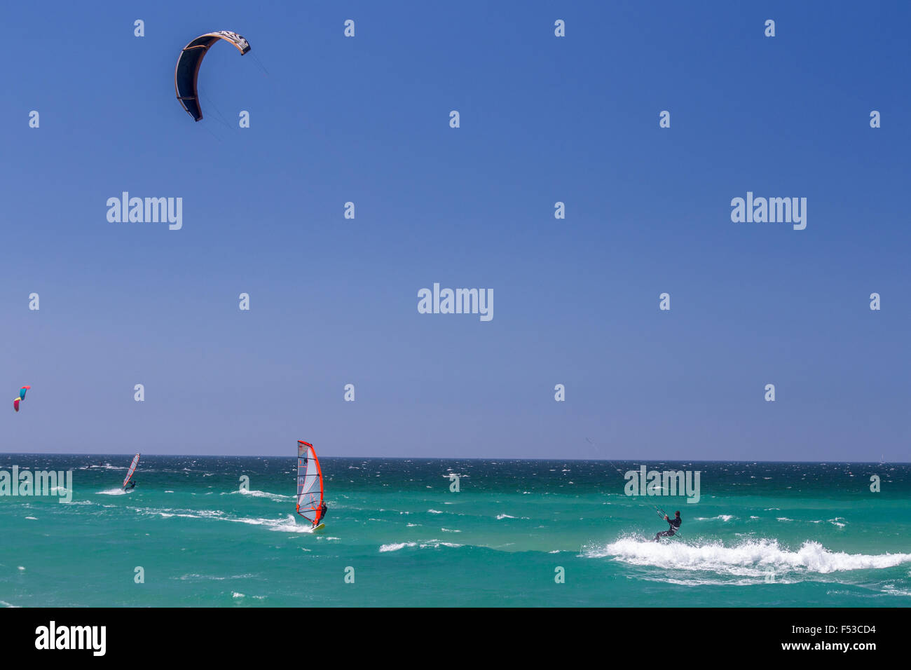 Kitesurfen vor Guincho Beach in der Nähe von Cascais, Portugal Stockfoto
