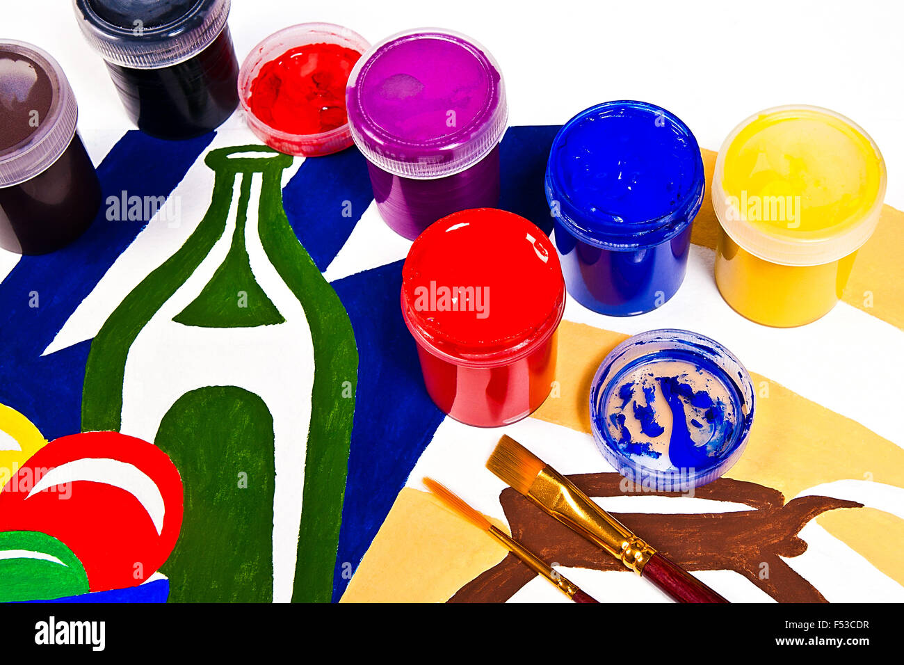 Flaschen mit Gouache Farben und verschiedene Arten von Bürsten für künstlerische Gemälde. Ursprünglichen künstlerischen Malerei von Stillleben auf t Stockfoto