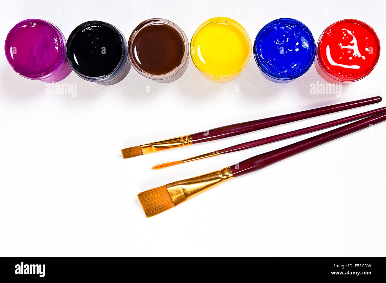 Flaschen mit Gouache Farben und verschiedene Arten von Bürsten für künstlerische Gemälde. Stockfoto