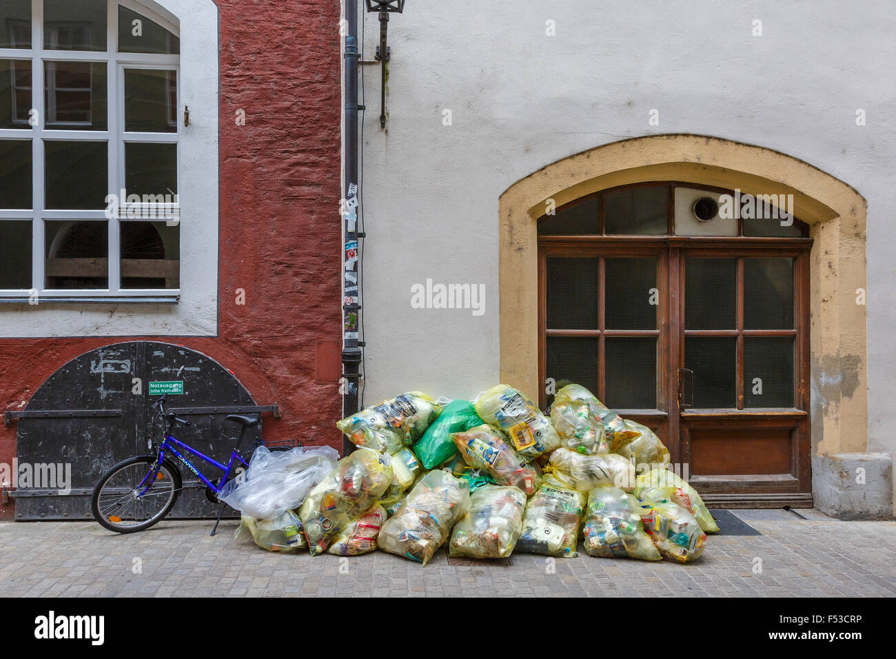 Müll-Sammlung-Tag auf den Straßen von Regensburg, Deutschland. Stockfoto