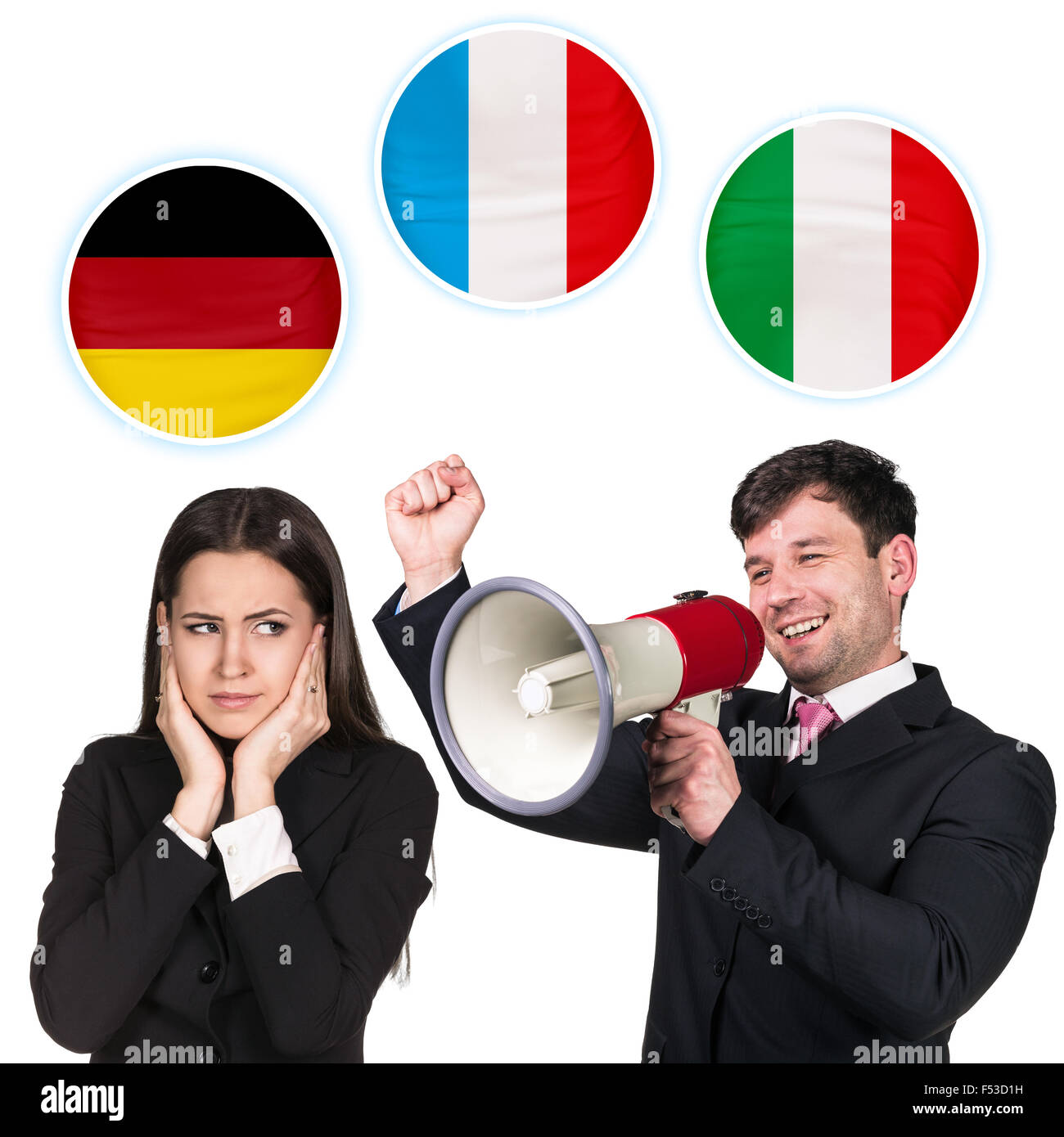 Junge Frau und Mann umgeben von Dialog Bläschen mit Länder-Fahnen. Deutschland, Italienisch, Tschechisch. Erlernen von Fremdsprachen Stockfoto