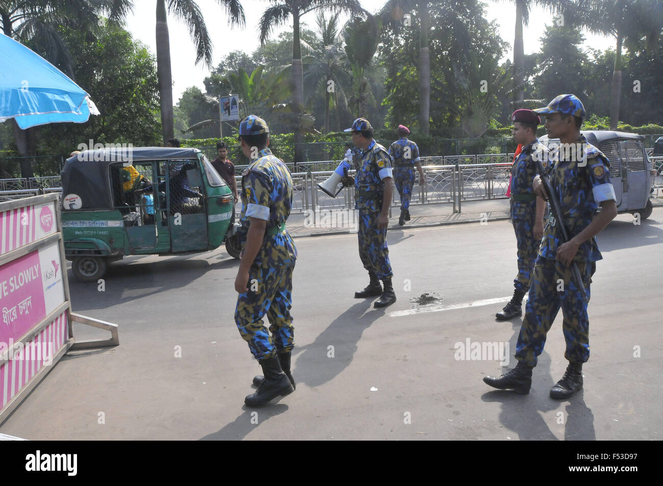 Dhaka, Bangladesch. 27. Oktober 2015. Bangladeshi Polizisten überprüfen Sie ein Fahrzeug an einem Kontrollpunkt in Dhaka, Bangladesch, 27. Oktober 2015. Bangladesch-Polizei töten Montag behauptet, um das Motiv für den Mord an einem italienischen Entwicklungshelferin in der Hauptstadt Dhaka ausgegraben haben und ausgeschlossen, ist Link zu der Ausländers letzten Monat. Bildnachweis: Shariful Islam/Xinhua/Alamy Live-Nachrichten Stockfoto