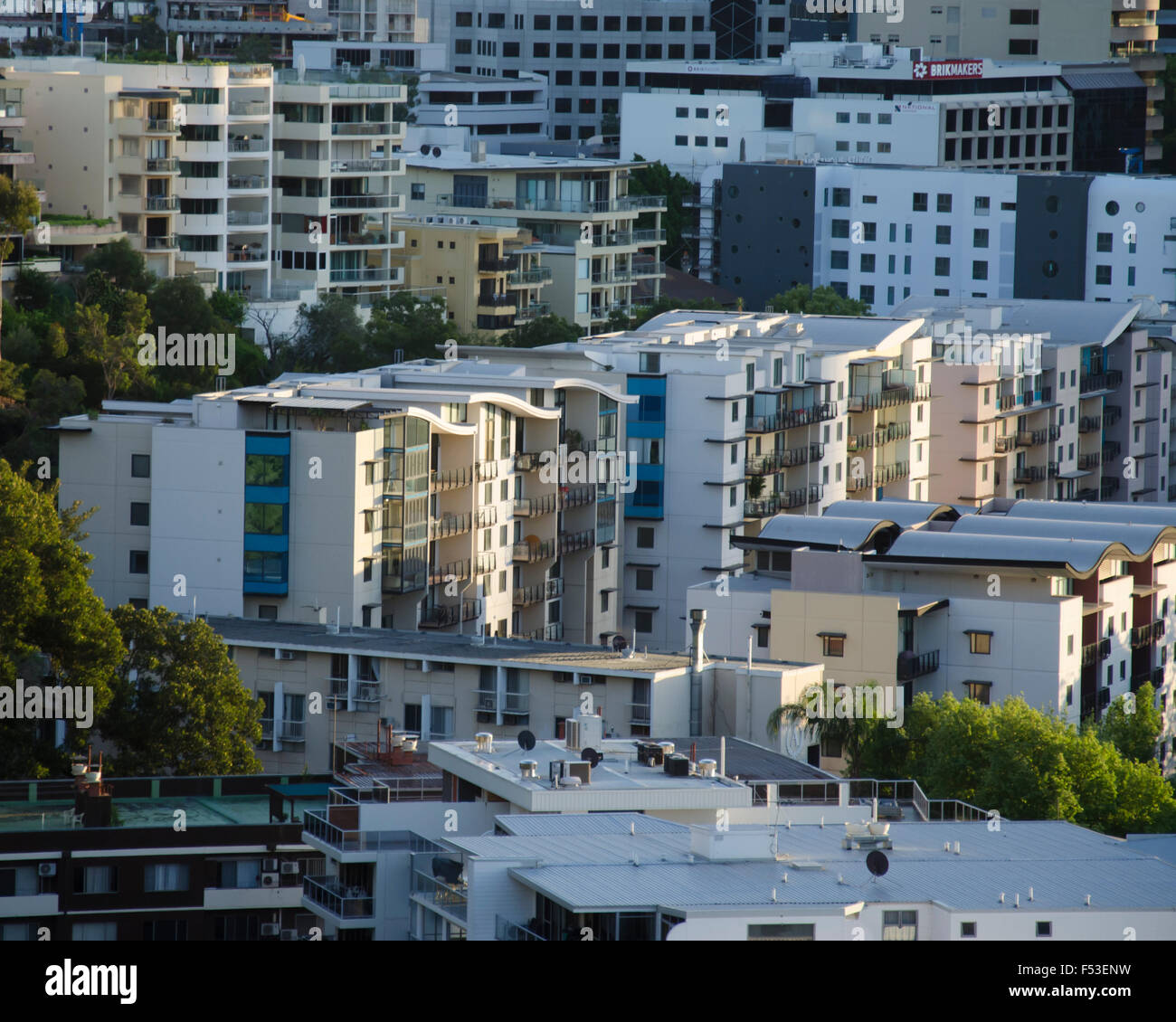 Blick auf Hochhauswohnungen und ein bebautes Gebiet in der Nähe von West Perth, Westaustralien, vom Kings Park am frühen Morgen Stockfoto