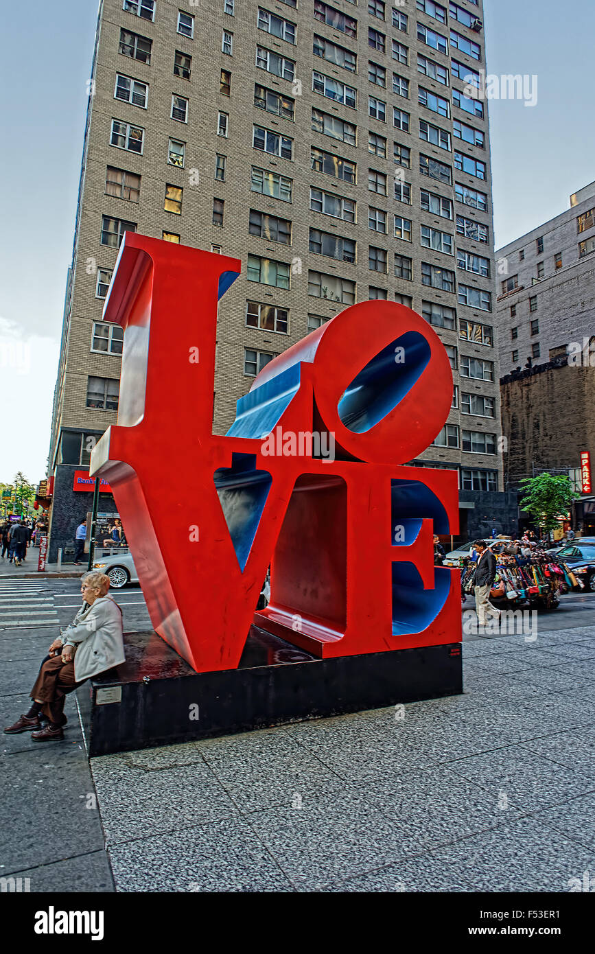 NEW YORK, USA – 7. Mai 2015: Liebe Skulptur des amerikanischen Künstlers Robert Indiana am 7. Mai 2015 in New York. Das berühmte Denkmal Stockfoto