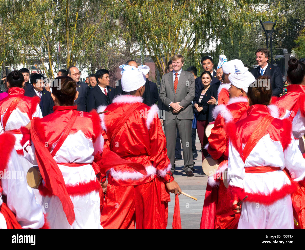 Yanhewanzhen, China. 27. Oktober 2015. König Willem-Alexander der Niederlande Uhren eine Tanzperformance von Ansai Taille Drum Drance am Ansai Cultural Platz in Yanhewanzhen, China, 27. Oktober 2015. Der König und die Königin sind in China für einen fünftägigen Staatsbesuch. Foto: Albert Nieboer/RPE / - NO-Draht-SERVICE-/ Dpa/Alamy Live News Stockfoto