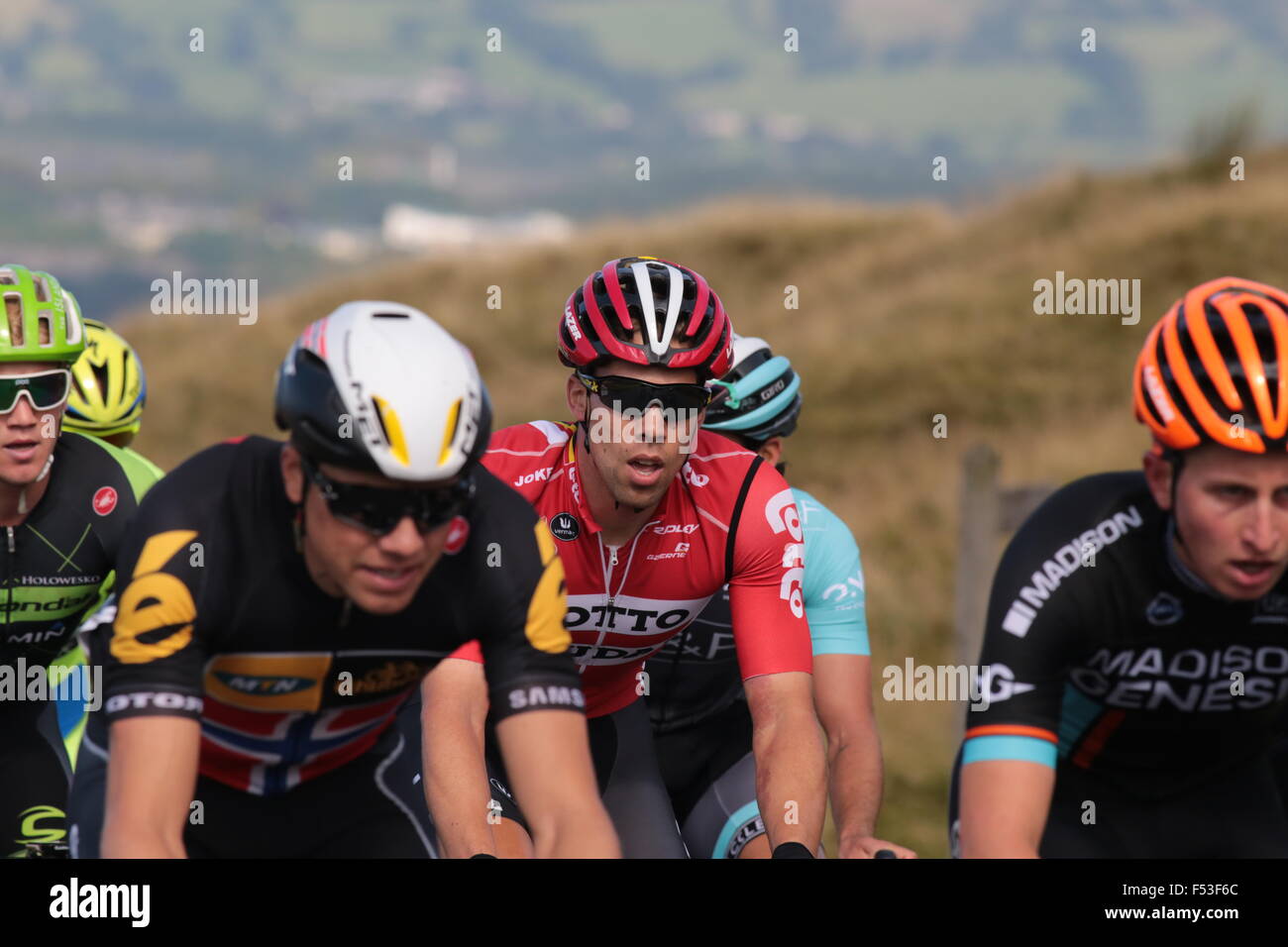 Vier Radfahrer tragen die Farben des Teams während der Tour of Britain 2015 Pendle bergauf Pedalieren Stockfoto