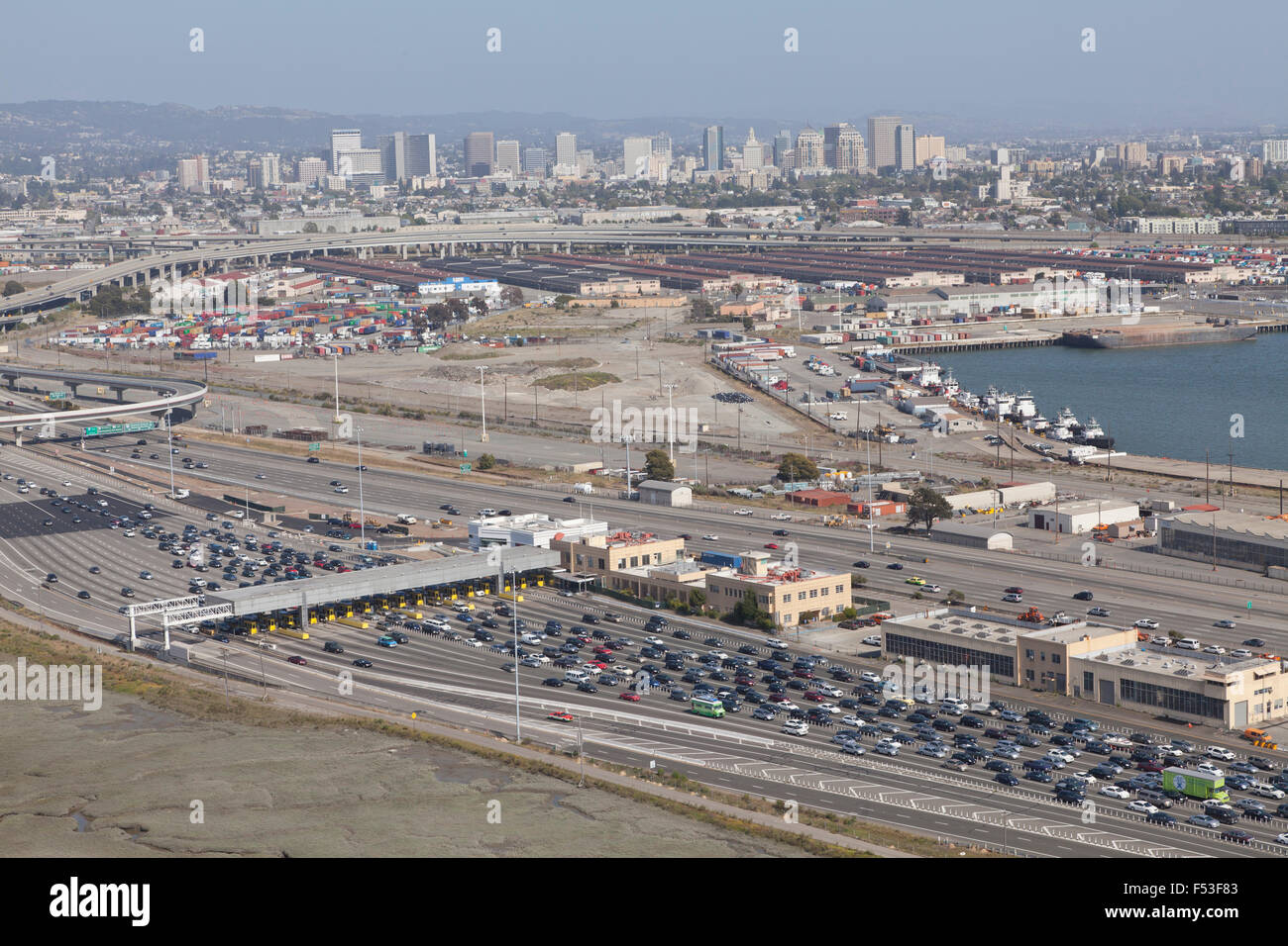Bay Bridge Mautstelle sichern mit Oakland in den Hintergrund-Luftbild Stockfoto