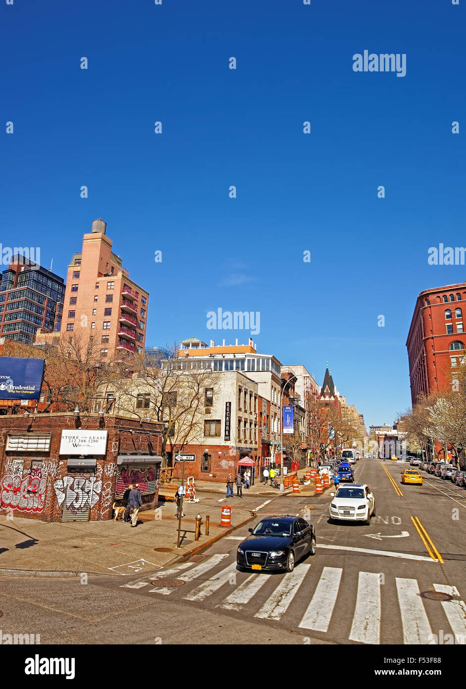 NEW YORK, USA – 7. Mai 2015: Blick auf sonnigen New York City Straße mit braunen Backsteingebäude und schnellere Autos. Manhattan, NY Stockfoto