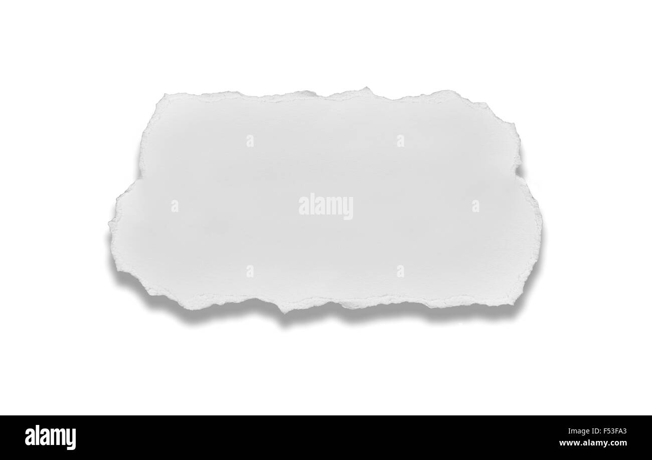 Ein Stück zerrissenes Papier auf weißem Hintergrund. Platz für Text. Stockfoto