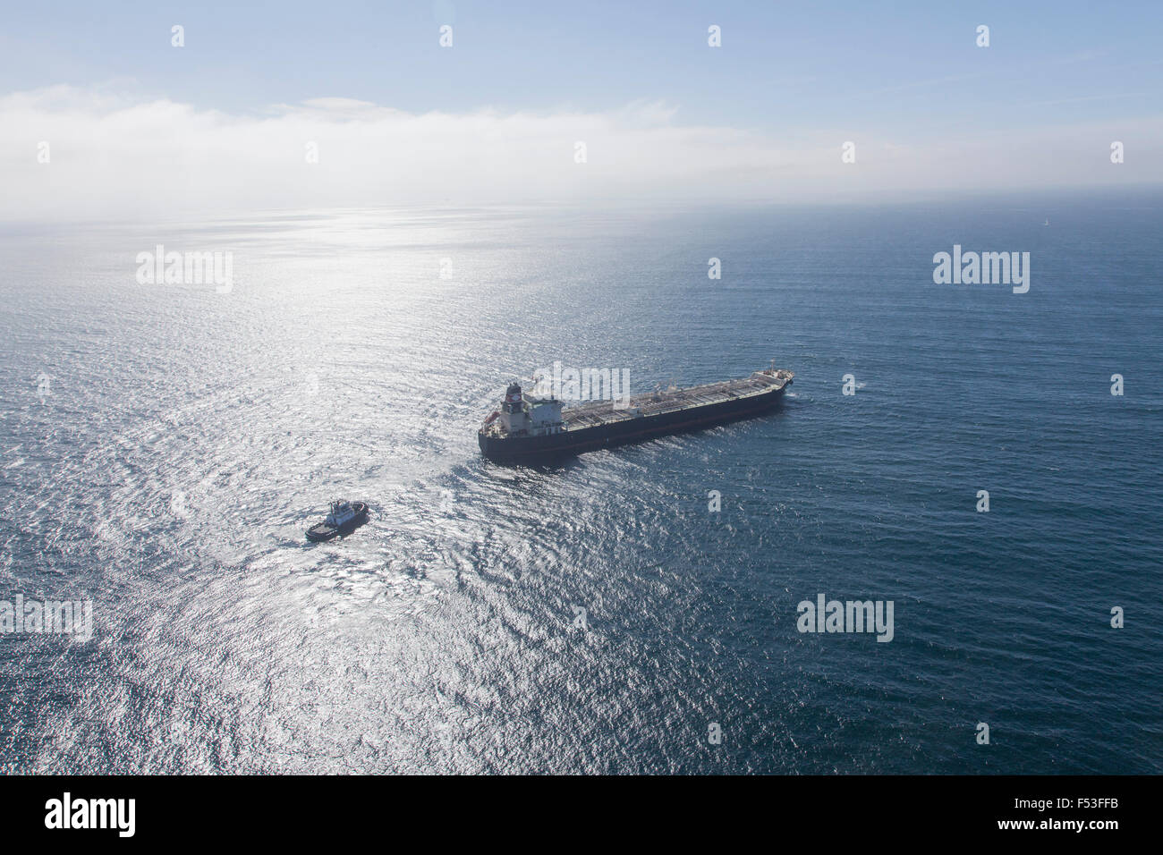 Öl-Tanker Frachter auf hoher See mit Schlepper Boot assist Stockfoto