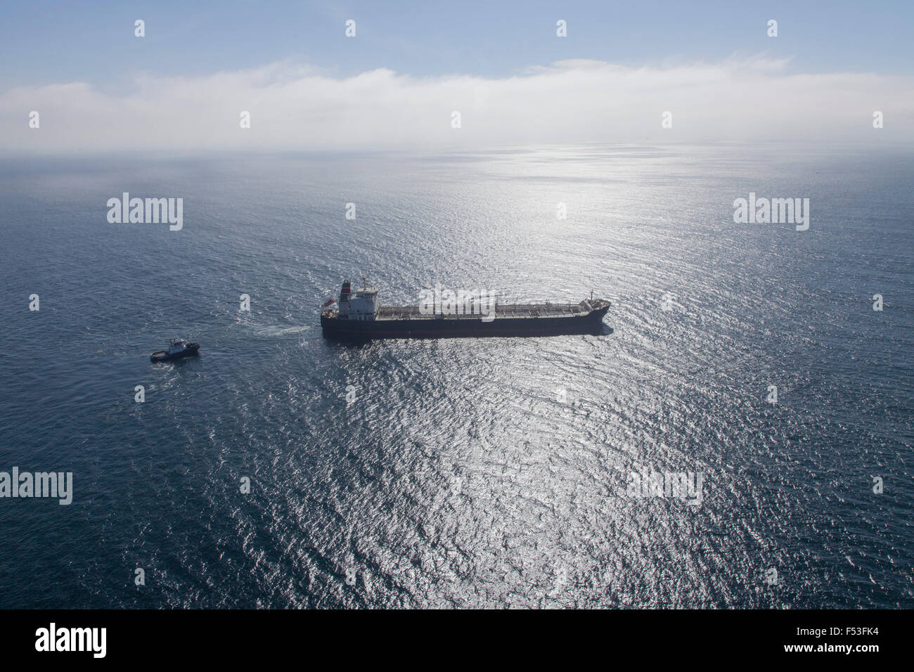 Öl-Tanker Frachter auf hoher See mit Schlepper Boot assist Stockfoto