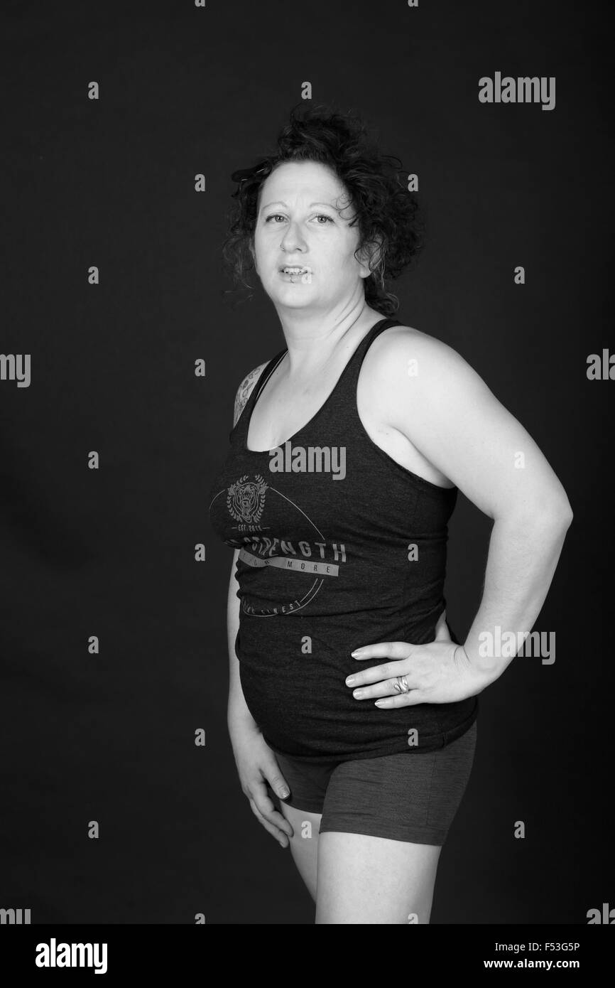 Dreißig der Frau Gym posiert im Fotostudio, September 2015 Stockfoto