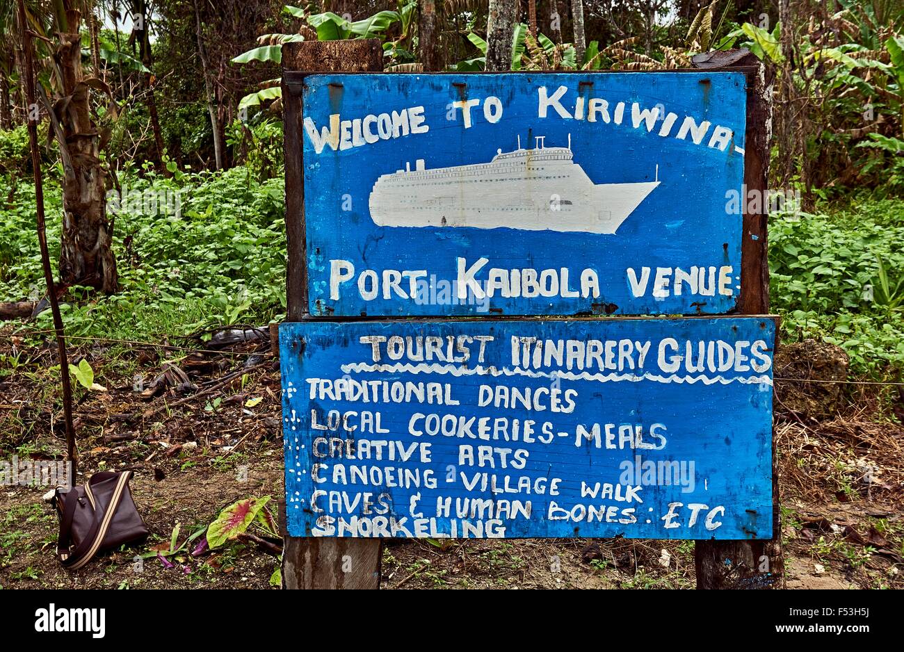 "Willkommen auf kiriwina "Port Kaibola Insel Kiriwina PNG Handbemalte Touristische unterzeichnen. 12.000 indigene Einwohner leben auf der Insel Kiriwina. Stockfoto