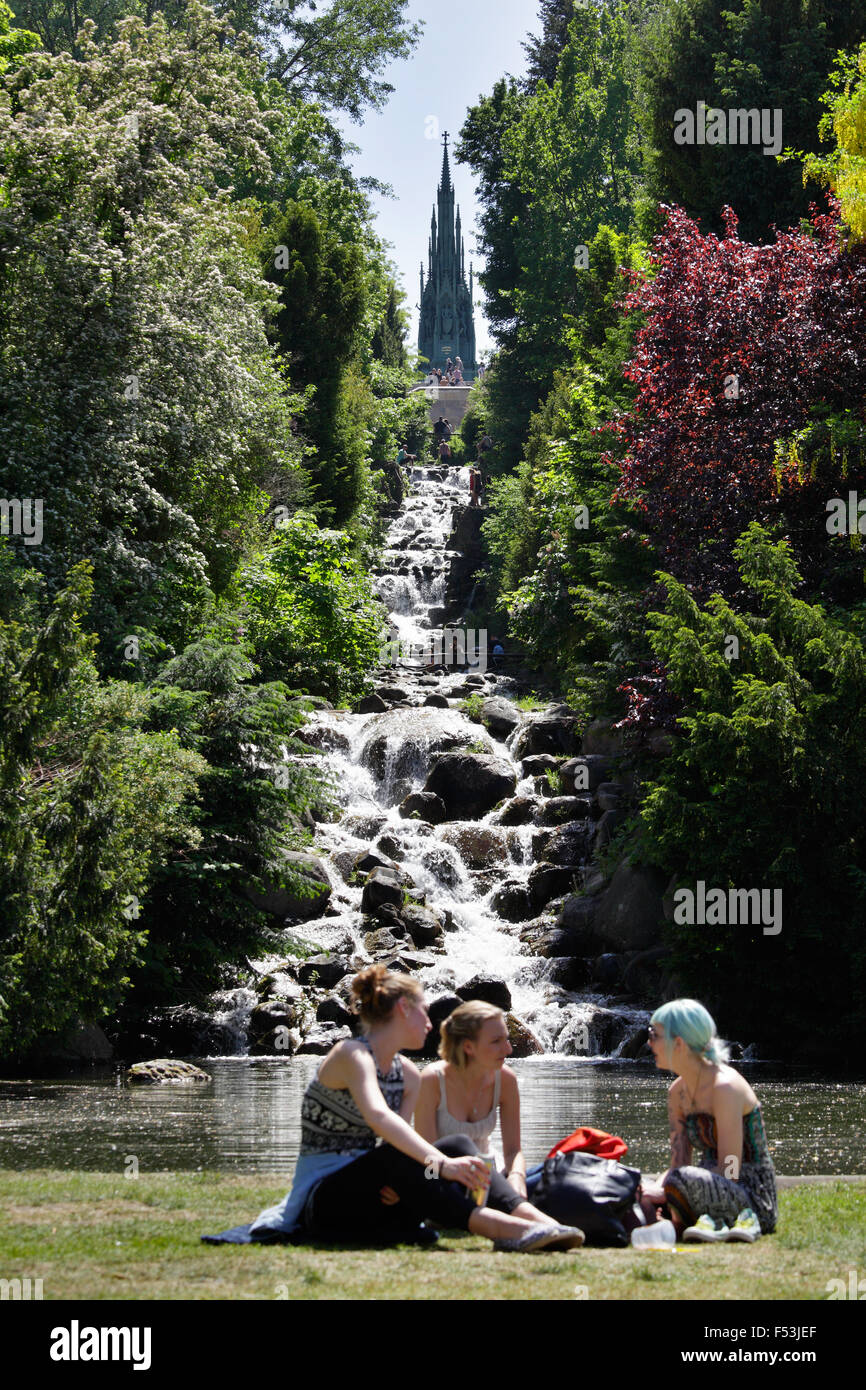 24.05.2015, Berlin, Berlin, Deutschland - Jugendliche am Wasserfall in Kreuzberg. 00P150524D095CAROEX. JPG - nicht für den Verkauf in G E R M A N Y, A U S T R I A S W I T Z E R L A N D [MODEL-RELEASE: Nein, PROPERTY-RELEASE: kein (C) Caro Fotoagentur / Muhs, http://www.caro-images.pl, info@carofoto.pl - bei der Verwendung von des Bilds nicht-journalistischen Zwecken kontaktieren Sie bitte die Agentur - das Bild unterliegt GEMA!] Stockfoto