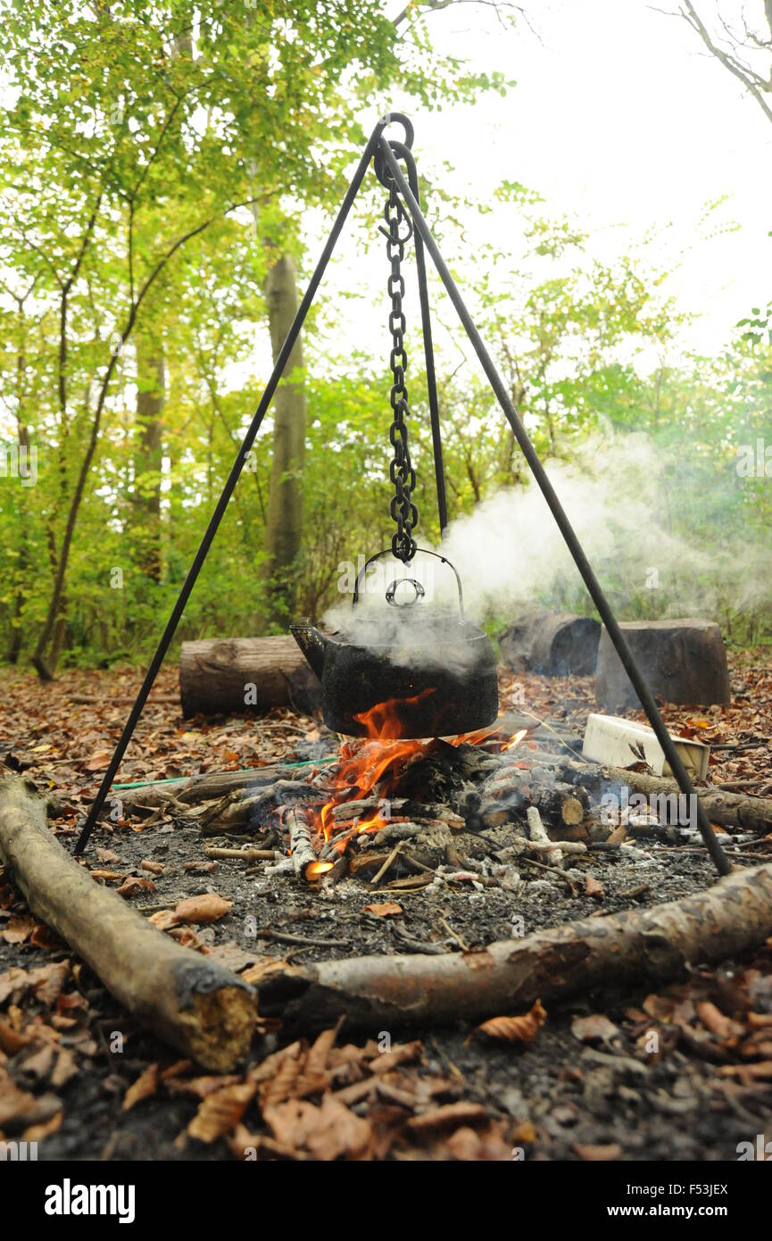 Wasserkocher Kochen über offenem Feuer im Wald Stockfoto