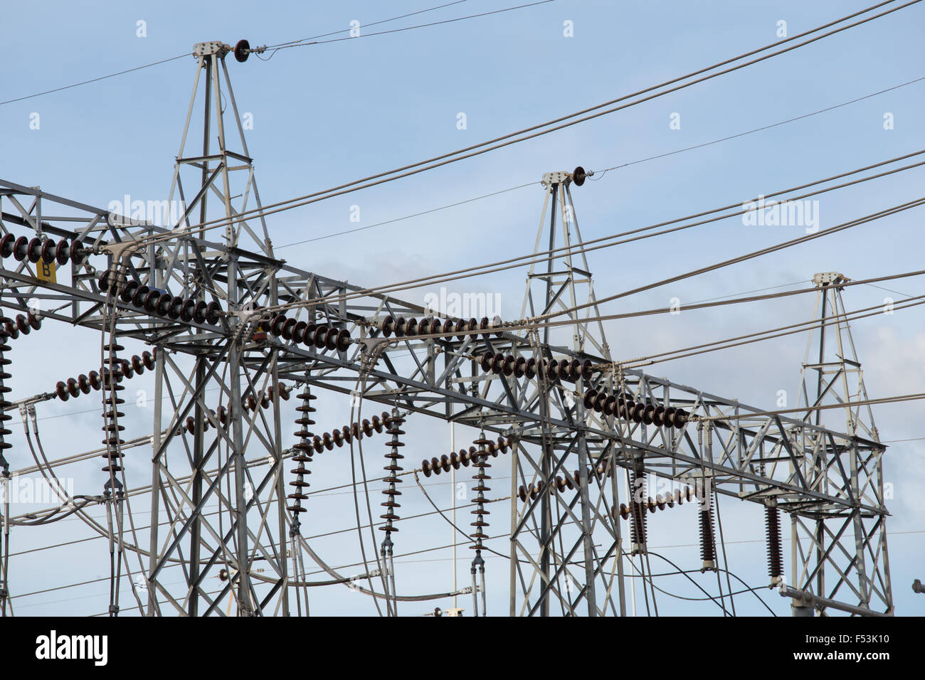 Hohe Spannung Strom Umspannwerk mit Himmelshintergrund Stockfoto