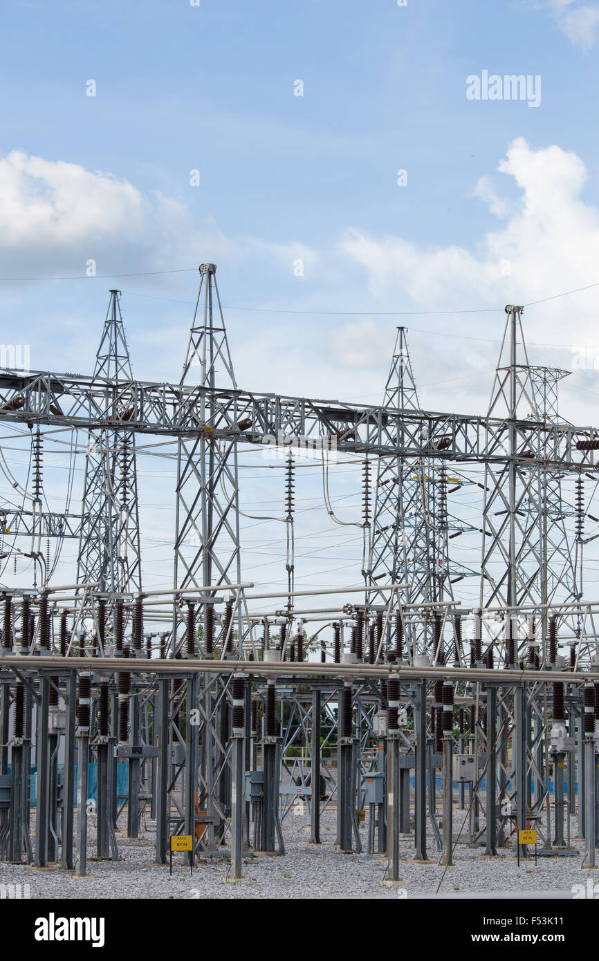 Hohe Spannung Strom Umspannwerk mit Himmelshintergrund Stockfoto