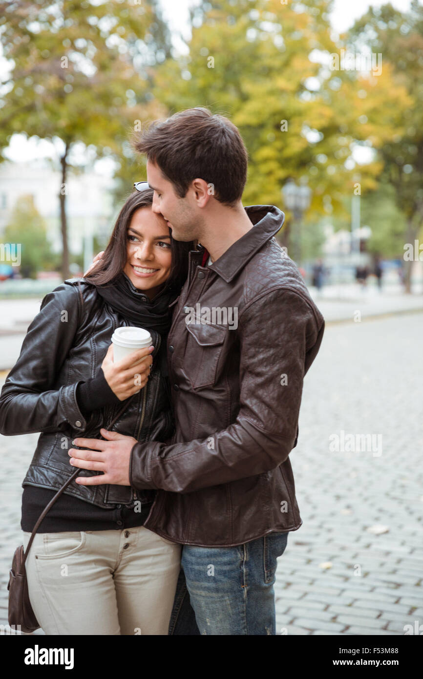 Porträt von ein glückliches Paar mit Kaffee stehen im freien Stockfoto
