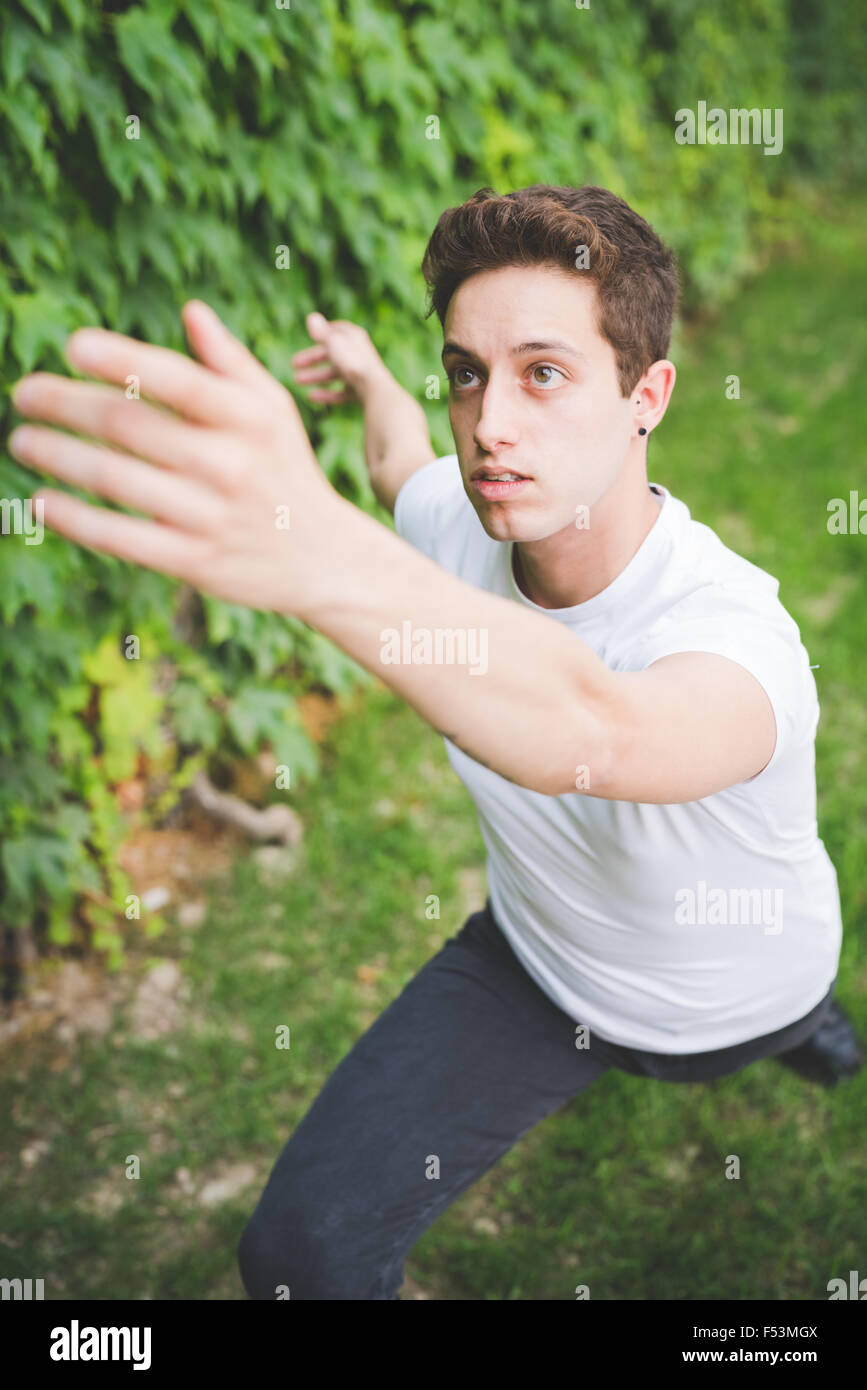 Halbe Lnge von jungen hbschen kaukasischen braune Haare Mann  Balletttnzerin posiert vor einer Wand voller Efeu - Bewegung, Tanz  Stockfotografie - Alamy