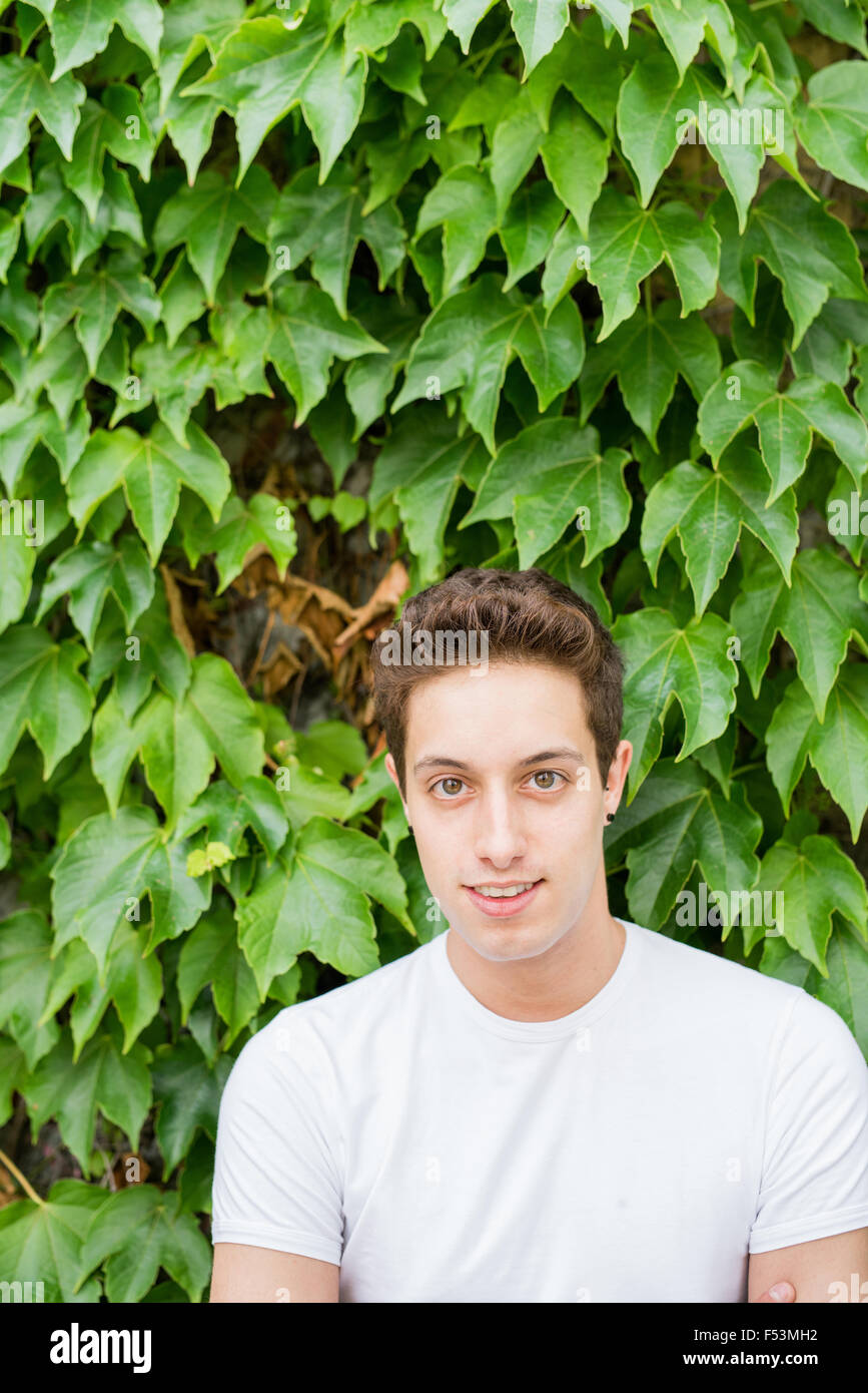 Porträt des jungen schönen kaukasischen braune Haare Mann auf der Suche in der Kamera, lächelnd - frische, Jugendliche, Sorglosigkeit Konzept Stockfoto
