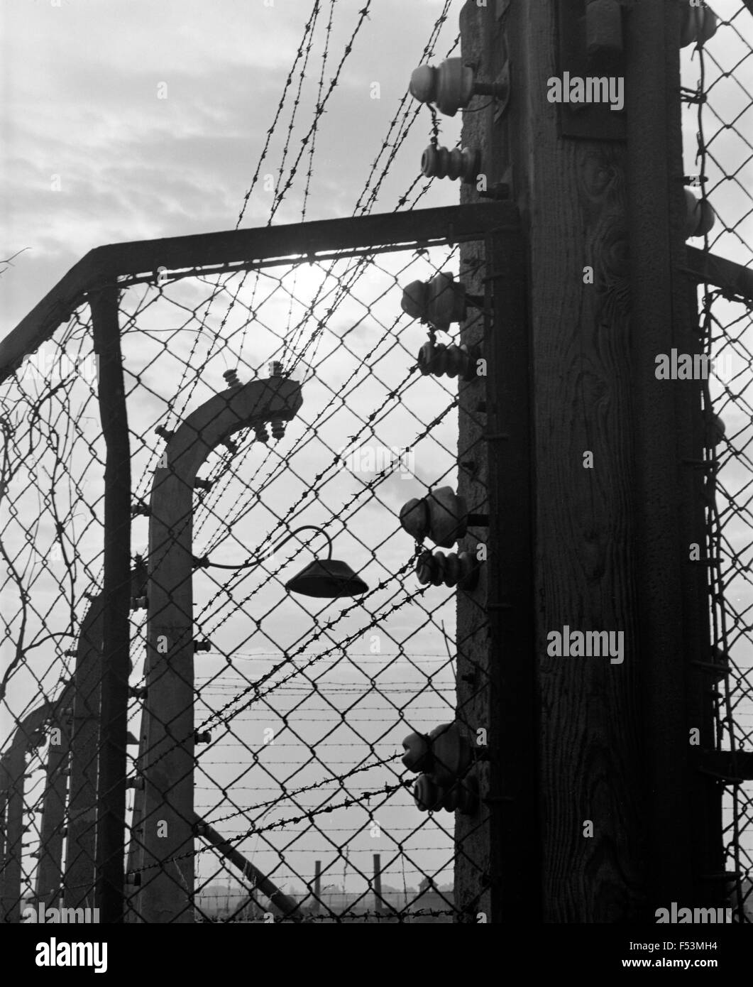 15.08.1985, Oswiecim, Kleinpolen, Polen - Strommast am Zaun der Konzentration Lager Auschwitz-Birkenau, staatliches Museum Auschwitz-Birkenau. Am 27. Januar 1945 wurde das Konzentrationslager Auschwitz durch die Rote Armee befreit. Auschwitz war das größte Vernichtungslager des Dritten Reiches, hier mehr als 1 Million Menschen vergast, erschossen oder starben an den Folgen medizinischer Experimente, Missbrauch, Krankheit und Unterernährung getötet wurden. 00P850815A124CAROEX. JPG - nicht für den Verkauf in G E R M A N Y, A U S T R I A S W I T Z E R L A N D [MODEL-RELEASE: nicht anwendbar, PROPERTY-RELEASE: kein (C) Caro Fotoagentur / M Stockfoto