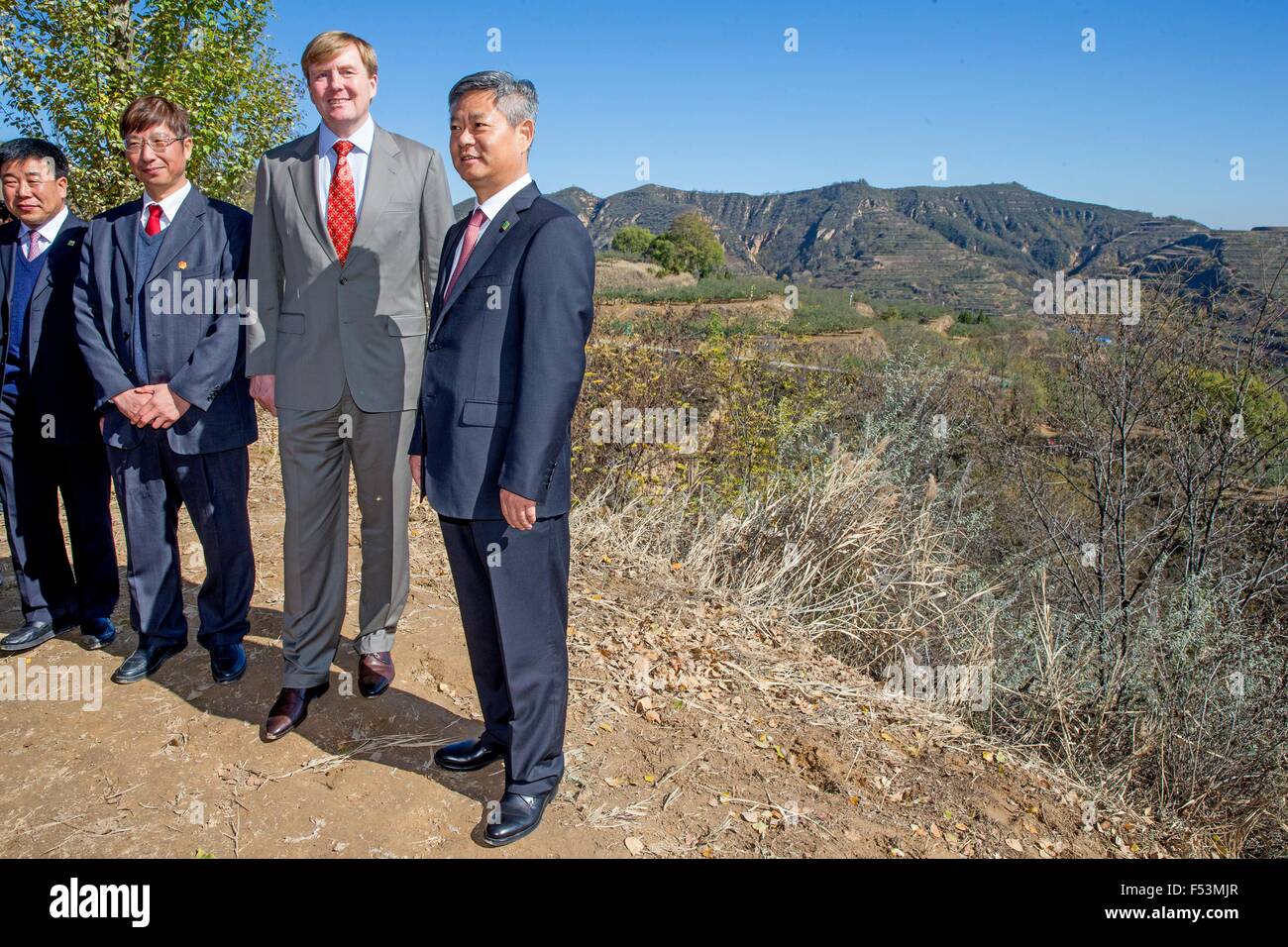 Yanhewanzhen, China. 27. Oktober 2015. König Willem-Alexander der Niederlande (2. R) besucht das Dorf Yanhewanzhen, China, 27. Oktober 2015. Der König und die Königin sind in China für einen fünftägigen Staatsbesuch. Foto: Patrick van Katwijk / POINT DE VUE OUT - NO WIRE SERVICE-/ Dpa/Alamy Live News Stockfoto